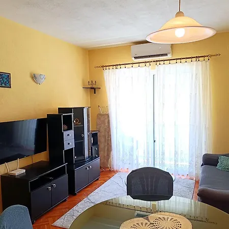 Near With Free Parking Apartment Kastela