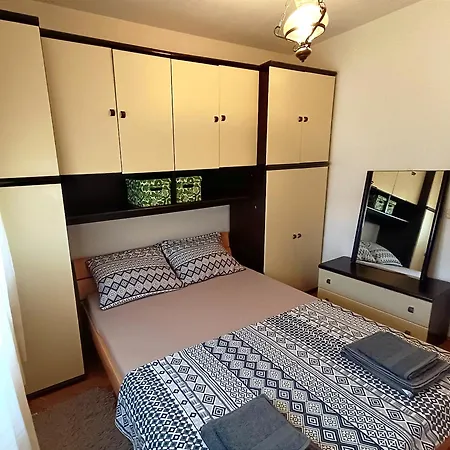 Near With Free Parking Apartment Kastela